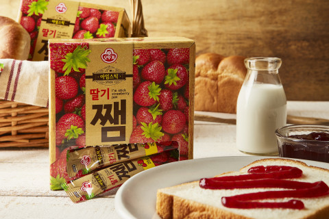 오뚜기가 낱개 포장으로 간편하게 즐기는 아임스틱 쨈을 출시했다