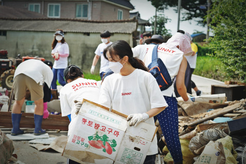 50여명의 SUNNY 출신 대학생들이 집중호우 피해가 심각한 합천, 담양을 자발적으로 찾아 수해복구 봉사활동을 진행했다