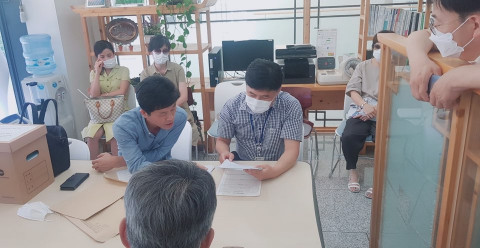 개포주공4단지 재건축사업 조합 대표단이 국토교통부 관계자와 면담을 진행하고 있다