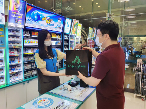 우친 배달자가 GS25에서 배달 주문 상품을 전달 받고 있다