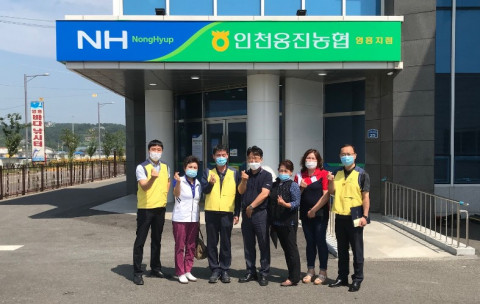 한전KPS 영흥사업처 이구환 처장(왼쪽 세번째)과 직원, 인천옹진농협 김길호 지점장(왼쪽 네 번째)과 및 영흥농가주부모임 양영희 회장(오른쪽 두 번째) 등이 표창장 전달식 후 기념