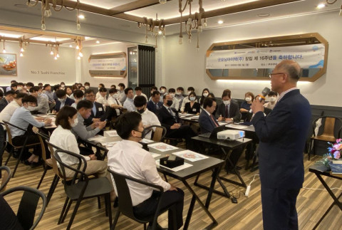 굿모닝아이텍 임직원들이 쿠우쿠우 상암점에서 창립 16주년 기념 행사를 진행하고 있다