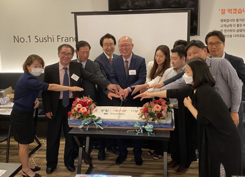 굿모닝아이텍 임직원들이 쿠우쿠우 상암점에서 창립 16주년 기념 행사를 진행하고 있다