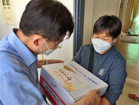 수원과학대학교 항공관광과 교수진이 직접 장애인 가정에 추석명절 키트를 전달하고 있다