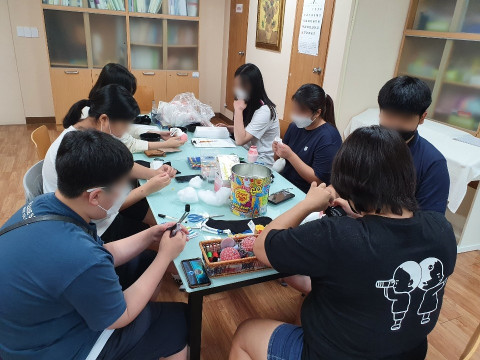 청소년 동아리 활동으로 자신만의 ‘양말인형’을 만들고 있는 모습