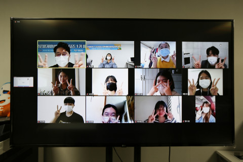 전남글로벌게임센터 서포터즈 1기 합격자들이 온라인 비대면 발대식을 마치고 포즈를 취하며 단체로 기념 촬영을 하고 있다