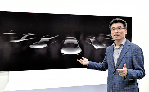 기아자동차 화성공장을 방문한 송호성 사장이 2027년까지 출시될 기아자동차 전용 전기차 모델 라인업의 스케치 이미지를 설명하고 있다