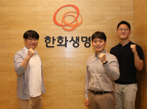 왼쪽부터 한화생명 보험코어S구축TF팀의 이승우 차장, 한화시스템의 곽한빈 과장, 황기승 대리가 업계 최초로 특허청 기술 특허를 획득하고 기념촬영을 하고 있다