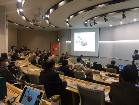 이병구 네패스 회장이 경영자독서모임 MBS 50기 개원 기념 특별 강의를 진행하고 있다