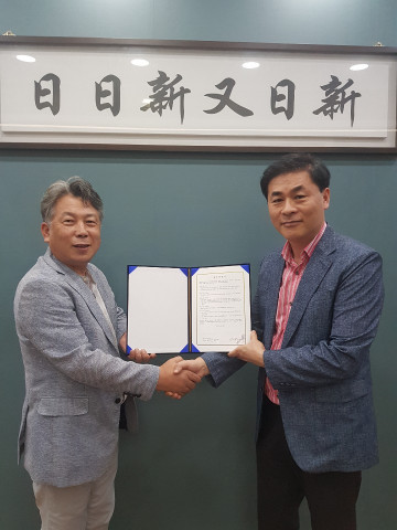 왼쪽부터 그린솔 추민철 대표와 델타피부과의원 임정구 원장이 협약식 체결 뒤 기념 촬영을 하고 있다