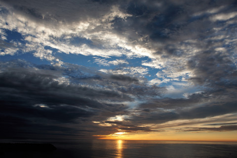 전시된 사진 중 하나인 동해안 일출 작품