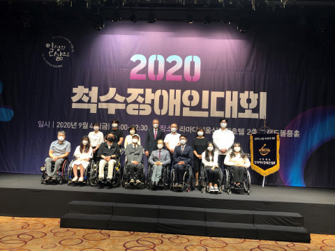 앙투앙 파포즈 콜로플라스트 코리아 지사장(뒷줄 왼쪽부터 네 번째)이 구근회 척수장애인협회 회장(앞줄 왼쪽부터 다섯 번째)으로부터 감사패를 받은 후 다른 참석자들과 단체 기념 촬영을