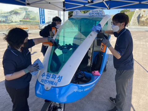 찾아가는 클린마스터 참여자들이 행궁 관광산업인 자전거 택시를 소독·세척하고 있다