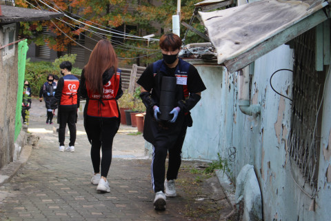 총 2000장의 연탄을 10가구에 전달하고 있는 BJ