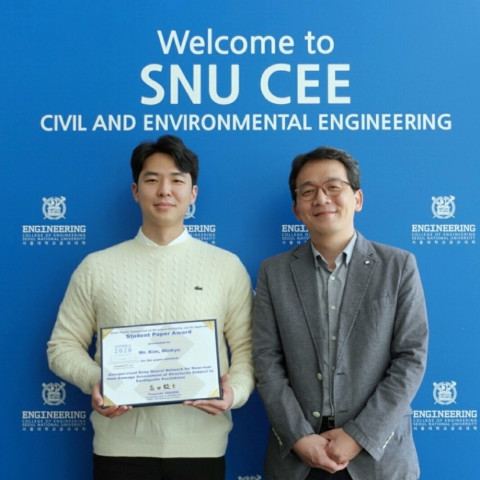 왼쪽부터 서울대 건설환경공학부 김민규 학생과 송준호 교수가 APSSRA2020 국제학술대회 학생우수논문상 수상을 수상하고 기념촬영을 하고 있다