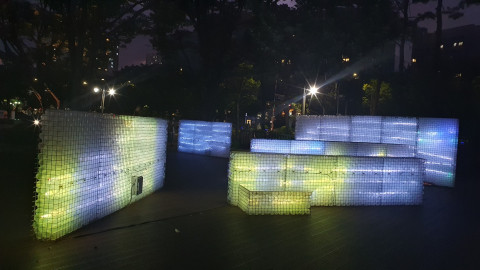 건국대 건축전문대학원과 일반대학원 건축학과로 구성된 학생 팀(지도교수 김정곤)이 서울시의 ‘서울은 미술관’ 대학협력 공공미술 프로젝트에 참여해 서울 광진구 능동로 어린이대공원 정문