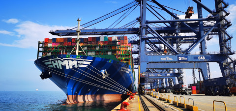 중국 옌톈(Yantian)에서 12호선 ‘HMM 상트페테르부르크(St Petersburg)’호가 출항을 준비하고 있다