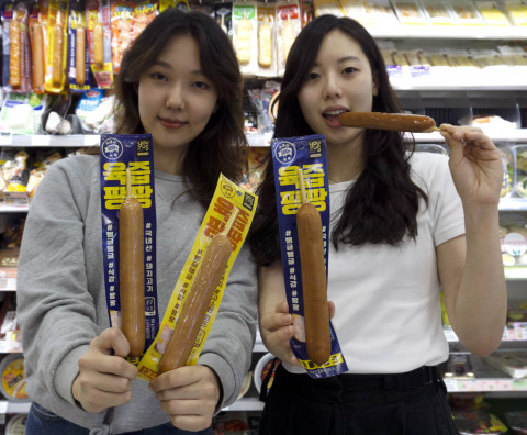 GS25의 유어스육즙팡팡 시리즈 2종이 누적 판매량 역대 최단기간 1000만개를 돌파했다