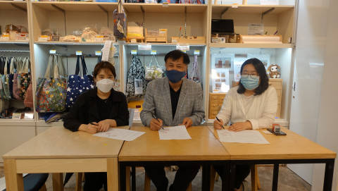 성북지역자활센터 더마실, 성북구청, 성북구공정무역센터의 협약식 왼쪽부터 성북구청 김선아 주임, 성북구공정무역센터 최헌규 센터장, 성북지역자활센터 박승희 팀장