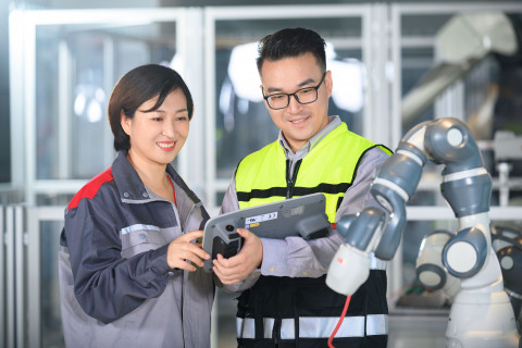 협업 로봇을 구동 중인 ABB직원