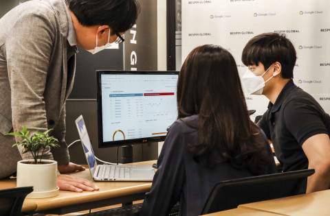 베스핀글로벌 직원들이 클라우드 이상 비용 탐지 솔루션 화면에서 데이터를 분석하고 있다
