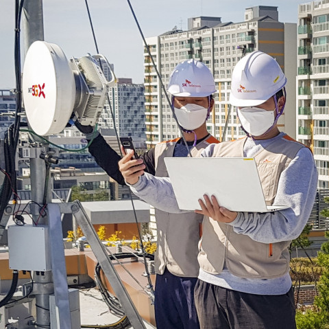 SKT 엔지니어들이 5G 무선 프론트홀 장비를 구축하고 있다