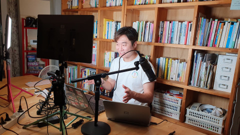 온라인으로 실시간 쌍방향 수업을 진행하는 교사