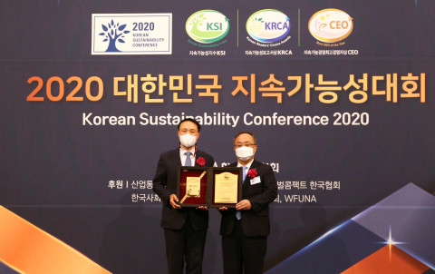신한카드가 한국표준협회 주관 2020 대한민국 지속가능성대회에서 카드업계 최초로 11년 연속 대한민국 지속가능성지수 신용카드 부문 1위 기업에 선정됐다고 밝혔다. 시상식이 열린 서