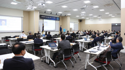 aSSIST 경영대학원은 CEO들이 직접 실습하며 인공지능(AI)을 배우는 최고경영자 프로그램 AI CEO 과정을 개원한다