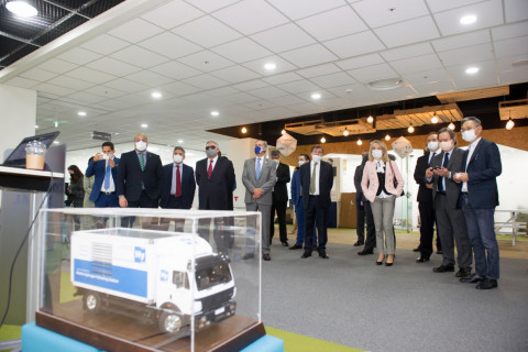 10월 21일 온·오프라인 결합 방식으로 열린 한-중남미 스타트업 파트너십 프로토타입 언팩 행사에서 하이리움산업이 기술시연을 하고 있다