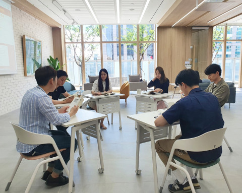 퍼시스그룹 임직원들이 독서토론을 하고 있다