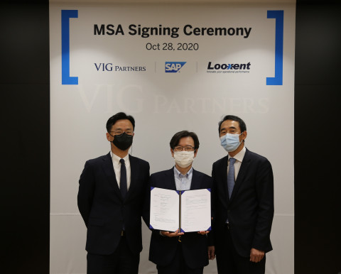 왼쪽부터 이철민 VIG 파트너스 대표, 이성열 SAP 코리아 대표이사, 오승목 룩센트 대표가 SAP 비공개 기업투자 서비스 업무협약 체결 후 기념 촬영을 하고 있다