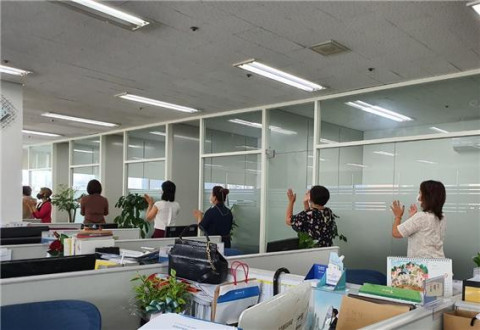 K-TOP자산관리 직원들이 밸런스워킹PT 운동으로 건강 실천을 하고 있다