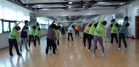 창원 내서농협하나로마트 문화센터에서 밸런스워킹PT 수업이 진행되고 있다