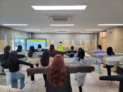 경복대학교 의료미용과 학생들이 밸런스워킹PT다이어트지도사 자격 과정 교육에 참여하고 있다