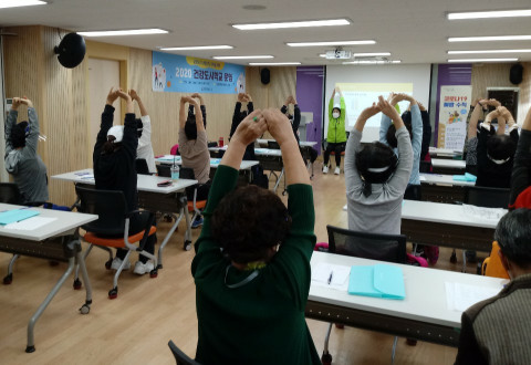 양천구 보건소에서 건강도시학교 밸런스워킹PT 운동을 진행하고 있다