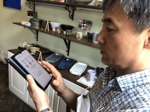 오늘의 두뇌스트레칭365를 체험하고 있는 모습. 경기도 성남시 분당거주 60대 남성(윤상혁). 두뇌스트레칭365는 매일 다른 훈련 내용이 도착한다. 장면은 은행업무, 마트 장볼 때