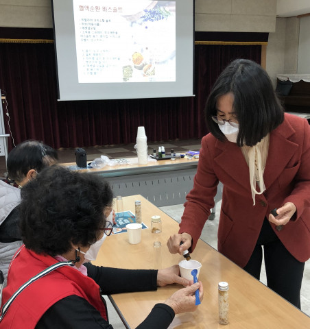국제아로마테라피임상연구센터 이선민 전문 강사가 힐링아로마테라피를 진행하고 있다