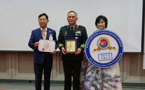 김인수 육군 수도군단 부군단장이 병영독서 명인으로 수상하고 있다