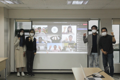 열매나눔재단과 기아차 관계자, 재도전 소셜벤처들이 ‘청춘, 내:일을 그리다 소셜벤처 재도전 프로그램’ 온라인 성과공유회에서 단체 사진을 위해 포즈를 취하고 있다