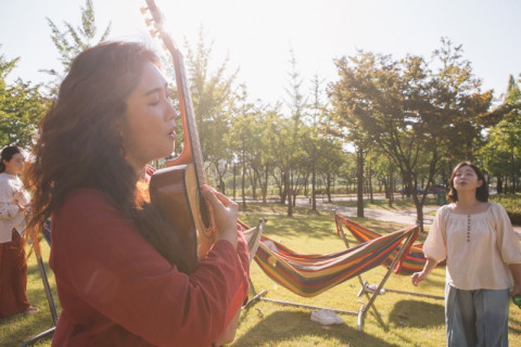 2020 거리예술 캬라반 영상 촬영을 위해 ‘보이스씨어터 몸MOM소리’가 작품 ‘숨, 자장가’를 선보이고 있다