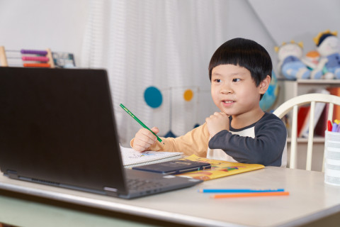 씨엠에스에듀가 온라인 사고력 클래스 노이지 모델로 아역배우 김준을 발탁했다