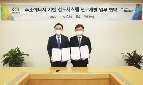 왼쪽부터 이용배 현대로템 대표이사와 나희승 철도연 원장이 기술협력을 추진하고 기념촬영을 하고 있다