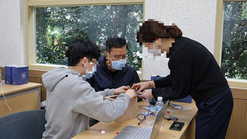 학부모와 학생이 함께 비대면 메이커 교육을 듣고 있다