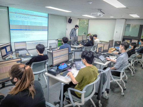 정보보안학과 교육생들이 소수 정예로 전문 교육을 듣고 있다