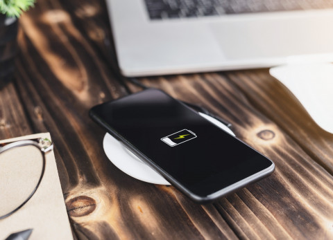 인피니언이 보안적인 무선 충전을 위한 인증 솔루션 OPTIGA Trust Charge를 출시한다