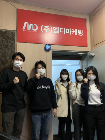 왼쪽부터 이윤민(학습근로자), 김도형 팀장(기업현장교사), 최은하, 이지영, 조미라(학습근로자)