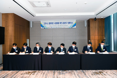 왼쪽부터 김우섭 수소에너젠 대표, 박찬우 현대엔지니어링 인프라산업개발본부장, 김병숙 한국서부발전 사장, 강팔문 새만금개발공사 사장, 양충모 새만금개발청장, 허재철 LG전자 한국영업