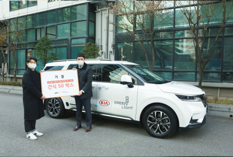 스낵24 김대현 이사와 초록여행 최범열 팀장이 초록여행 차량 앞에서 기념 촬영을 하고 있다