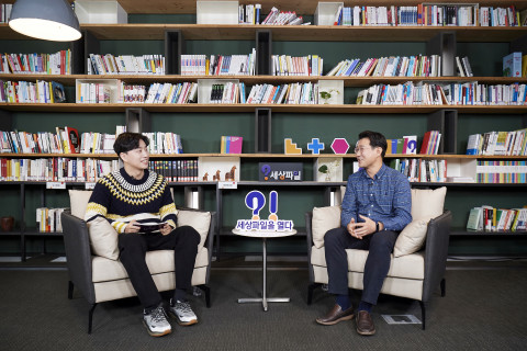 이상현 행복나눔재단 세상파일 PL과 행사 사회자인 유튜버 박위가 행사에 대한 이야기를 나누고 있다